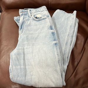 Hollister Ultra high-rise Mom Jean-great condition! Waist:24 Length:27